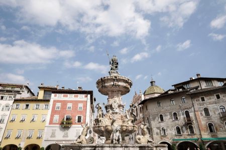 Piazza con fontana del Nettuno a Trento